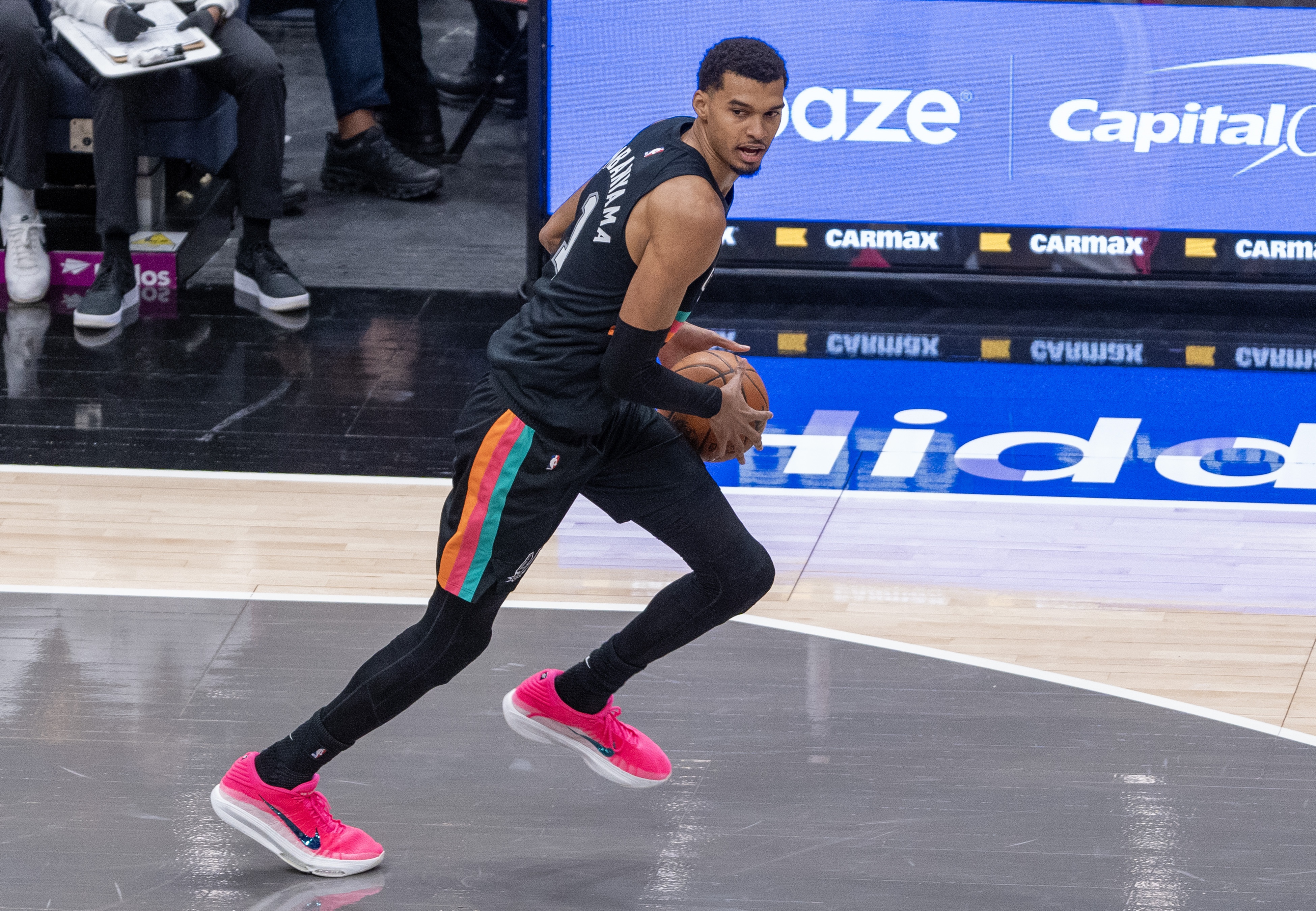 体彩-被推了一下？文班亚马强攻欲隔扣切特 遭对手大帽拒绝