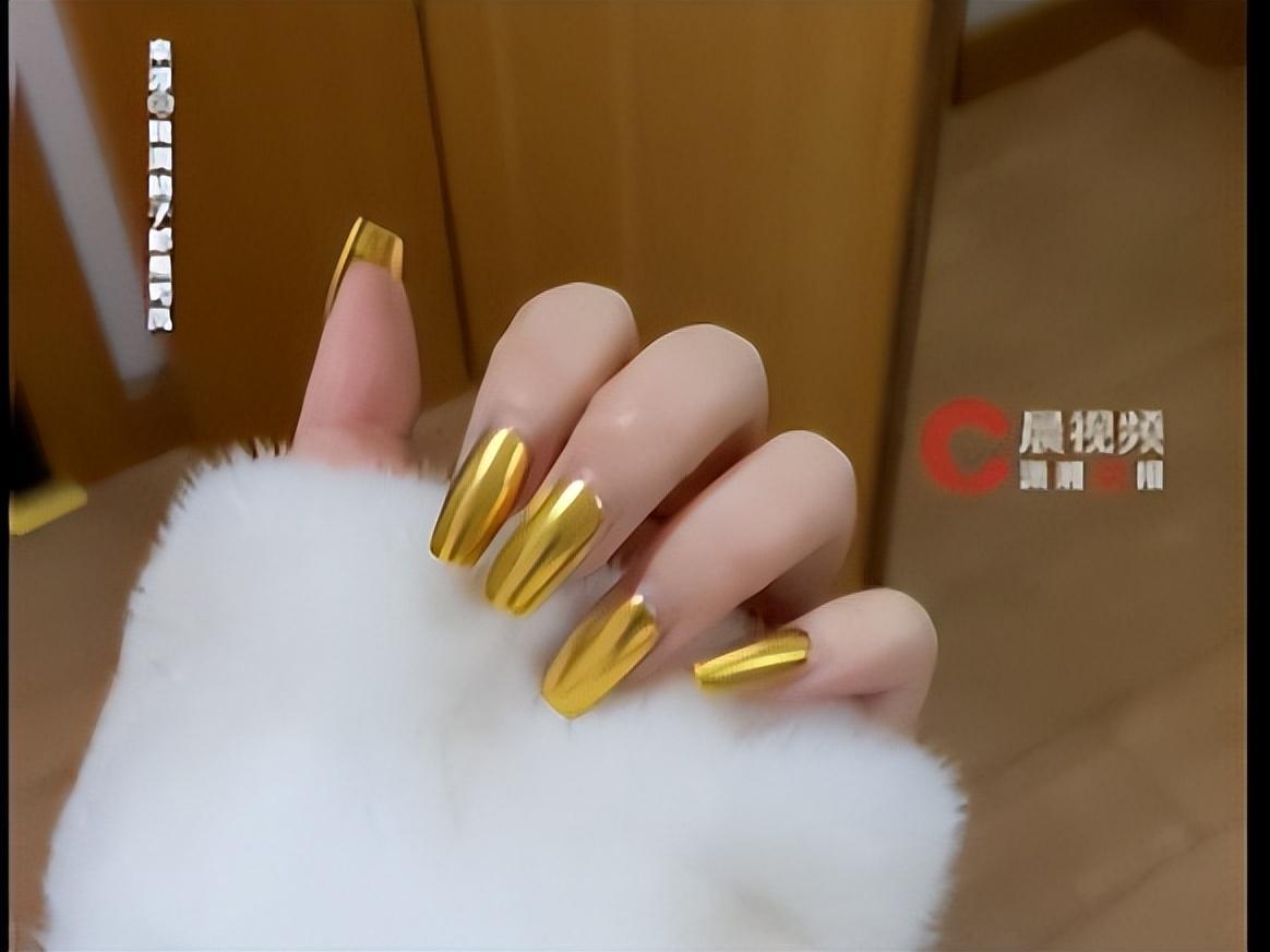 足彩-女子用20g黄金打造新年美甲，称用自己穿戴甲定做的，最新回应：是真金，过年就要装一把